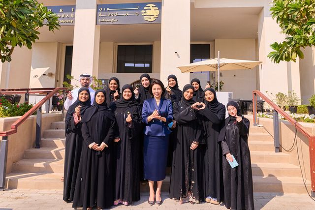 이재명 대통령과 함께 아랍에미리트(UAE)를 국빈 방문 중인 김혜경 여사가 18일(현지 시각) 아부다비의 한 한식당에서 UAE 소재 대학생 한류동호회 오찬 간담회 참석자들과 기념촬영을 하고 있다. [사진=연합뉴스]