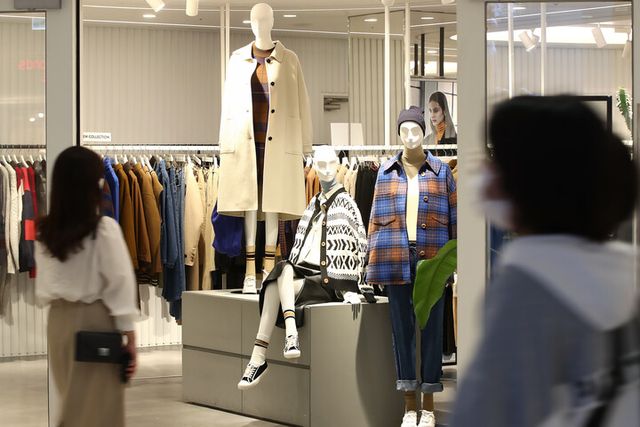 서울 강남구 코엑스몰 한 의류매장에 겨울옷을 걸친 마네킹이 전시돼 있다. [사진=연합뉴스]