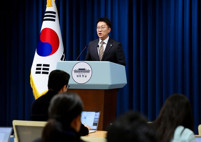 김남준 대변인이 지난 7일 용산 대통령실에서 이재명 대통령이 인종차별적 언행을 해 논란을 일으킨 김철수 대한적십자사 회장에 대한 보건복지부 감찰 지시 관련 브리핑을 하고 있다. [사진=연합뉴스]