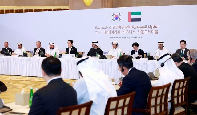 아랍에미리트(UAE)를 국빈 방문 중인 이재명 대통령이 19일(현지 시각) 아부다비의 한 호텔에서 열린 한-UAE 비즈니스 라운드테이블에서 발언하고 있다. [사진=연합뉴스]