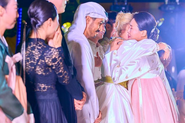 이재명 대통령과 함께 UAE를 국빈 방문 중인 김혜경 여사가 18일(현지 시각) 아부다비 대통령궁에서 열린 한-UAE 문화교류 행사가 끝난 뒤 소프라노 조수미와 포옹하고 있다. [사진=연합뉴스]