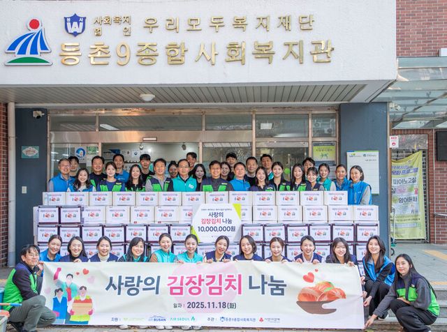 지난 18일 오후 3사 대표 및 임직원들이 김장 봉사를 마치고 단체사진을 찍고 있다. [사진=진에어]