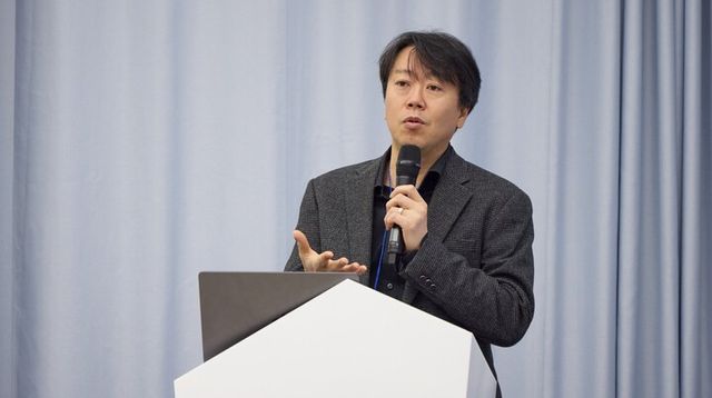 김태윤 SK텔레콤 파운데이션 모델 담당이 개발 중인 AI 모델을 주제로 발표하고 있다. [사진=SK텔레콤]