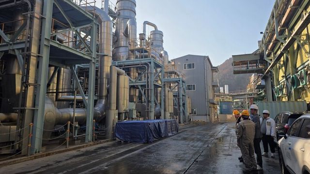 강원 영월군청 전략산업팀 관계자들이 ZLD 시스템 앞에서 석포제련소 관계자로부터 설명을 듣고 있다. [사진=영풍]