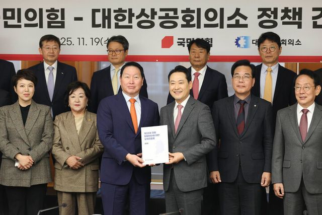 장동혁 국민의힘 대표와 최태원 대한상공회의소 회장이 19일 서울 중구 대한상공회의소에서 열린 '국민의힘-대한상공회의소 정책간담회’ 시작 전 정책제안서를 들고 기념촬영을 하고 있다. [사진=연합뉴스]