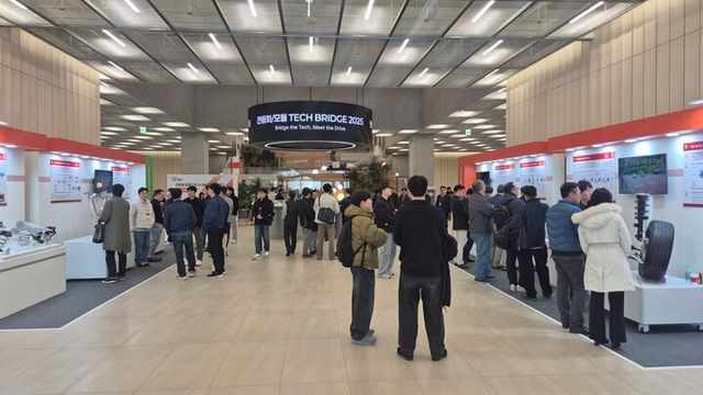 경기도 의왕 현대모비스 기술연구소에서 진행된 &nbsp;‘테크 브리지 2025’에서 50개 전동화·모듈 신기술 전시 현장과 첨단 기술을 체험하는 관람객들의 모습. [사진=현대모비스]