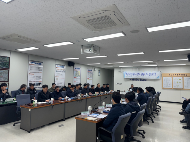 정기연 국가철도공단 호남본부장(가운데)과 관계기관 등이 국가철도공단 호남본부에서 공사 착수 안전 보고회를 19일(수) 진행하고 있다. [사진=국가철도공단]