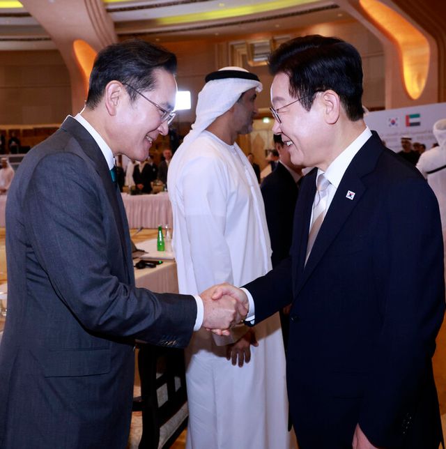 이재명 대통령이 19일(현지 시각) 아랍에미리트(UAE) 아부다비의 한 호텔에서 열린 한-UAE 비즈니스 라운드테이블에서 이재용 삼성전자 회장과 악수하고 있다.&nbsp;[사진=연합뉴스]
