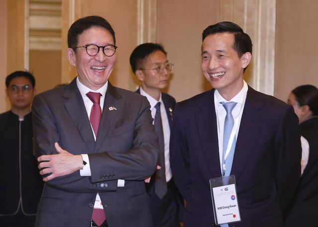 허용수 GS에너지 대표이사(왼쪽)와 김동관 한화그룹 부회장이 19일(현지 시각) 아랍에미리트(UAE) 아부다비의 한 호텔에서 열린 한-UAE 비즈니스 라운드테이블에서 대화하고 있다.&nbsp;[사진=연합뉴스]