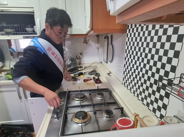 삼천리가 취약계층에 가스타이머콕을 설치하고 있다. [사진=삼천리]