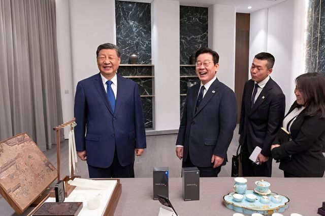 이재명 대통령과 시진핑 중국 국가주석이 1일 경북 소노캄 호텔에서 국빈만찬 전 갖은 친교 시간에 한중 정상이 서로를 위해 준비한 선물을 보고 있다. [사진=연합뉴스]