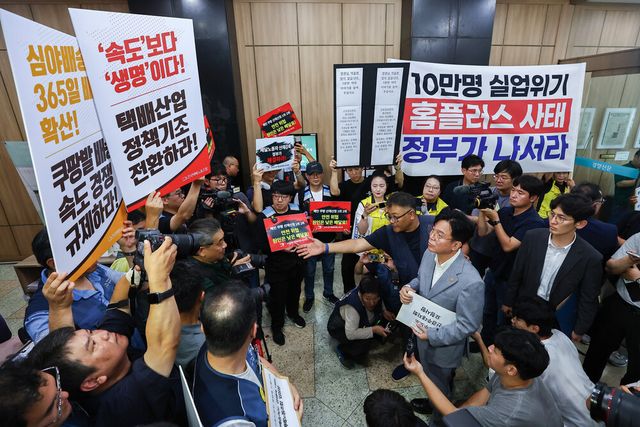 김영훈 고용노동부 장관이 서울 중구 전국민주노동조합총연맹(민주노총)을 방문하며 택배노조의 이야기를 듣고 있다. [사진=연합뉴스]