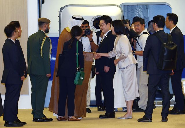 아랍에미리트(UAE) 국빈방문을 마치고 이집트로 향하는 이재명 대통령과 김혜경 여사가 19일 아부다비 왕실공항에서 공군 1호기에 탑승하며 환송객들에게 인사하고 있다. [사진=연합뉴스]