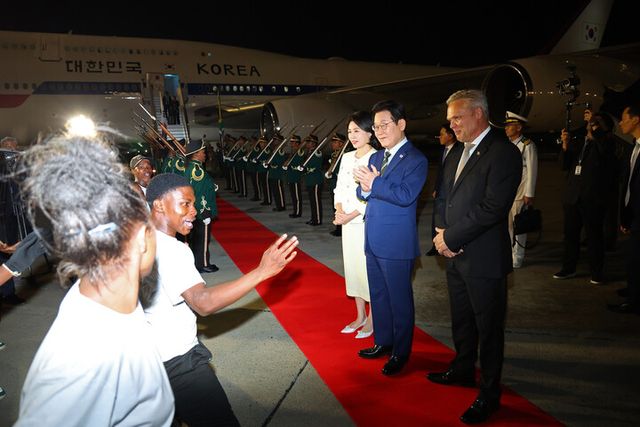 주요 20개국(G20) 정상회의에 참석하는 이재명 대통령이 21일(현지 시각) 남아프리카공화국 요하네스버그 OR탐보국제공항에 도착한 뒤 공군 1호기에서 내려 환영공연을 관람하고 있다. [사진=연합뉴스]