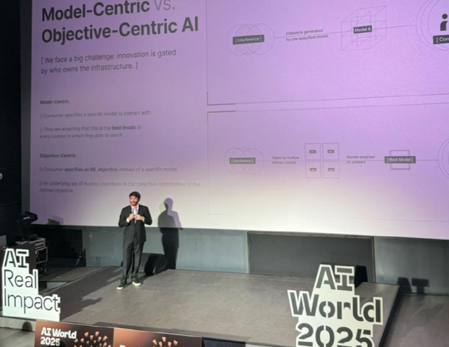 알로라 랩스 창업자인 닉 에먼스가 한국에서 열린 AI World 2025에서 발표를 하는 모습. [사진=알로라 네트워크]