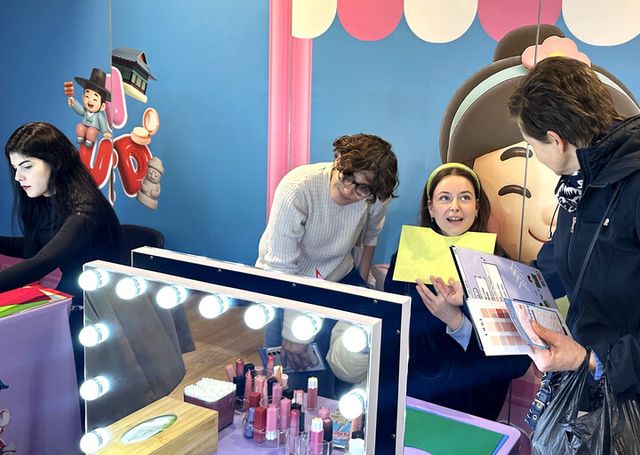 주벨기에 한국문화원의 ‘언박싱 코리아’ 행사에 마련된 K뷰티존에서 방문객이 ‘퍼스널 컬러’ 고르기 체험을 해보고 있다 [사진=연합뉴스]
