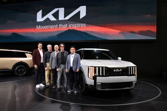 신형 텔루라이드 앞에서 기아 북미권역 관계자들이 기념촬영을 하고 있다. 왼쪽부터 기아 미국법인 영업담당 상무 에릭 왓슨, 기아 미국법인 마케팅담당 상무 러셀 와거, 기아 미국법인 상품담당 디렉터 오스 헤드릭, 기아 미국 디자인센터 수석 디자이너 탐 컨스, 기아 북미권역본부장 윤승규 부사장. [사진=기아]