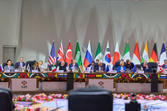 이재명 대통령(왼쪽)을 비롯한 회원국 정상 및 국제기구 관계자들이 22일(현지 시각) 남아프리카공화국 나스렉 엑스포센터에서 열린 주요 20개국(G20) 정상회의에 참석해 있다. (테이블 왼쪽부터) 이재명 대통령, 조르지아 멜로니 이탈리아 총리, 나렌드라 모디 인도 총리, 안토니우 코스타 유럽연합(EU) 정상회의 상임의장, 우르줄라 폰데어라이엔 유럽연합(EU) 집행위원장, 마크 카니 캐나다 총리. [사진=연합뉴스]