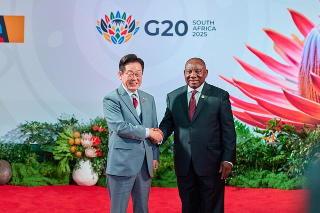 이재명 대통령이 22일(현지 시각) 주요 20개국(G20) 정상회의가 열린 남아프리카공화국 나스렉 엑스포센터에서 영접을 나온 시릴 라마포사 남아공 대통령과 악수하고 있다. [사진=연합뉴스]