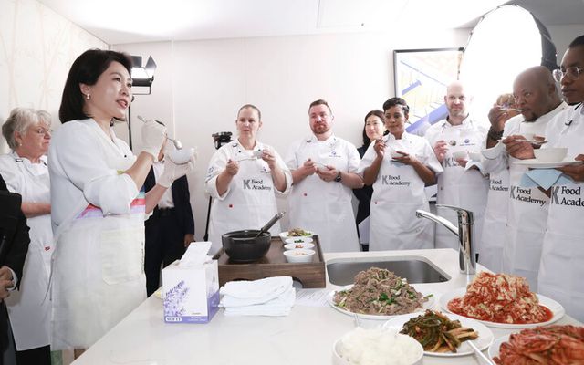 김혜경 여사가 22일(현지 시각) 남아프리카공화국 요하네스버그 주남아공한국문화원에서 열린 한-남아공 음식문화 만남 행사에서 한식 조리 시연을 하고 있다. [사진=연합뉴스]