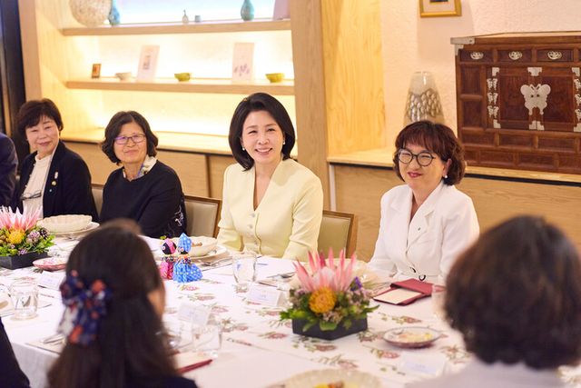 김혜경 여사가 22일(현지 시각) 남아프리카공화국 요하네스버그의 한 식당에서 남아공 현지 한인 사회활동 기여 한인 여성들과 오찬간담회를 하고 있다. [사진=연합뉴스]
