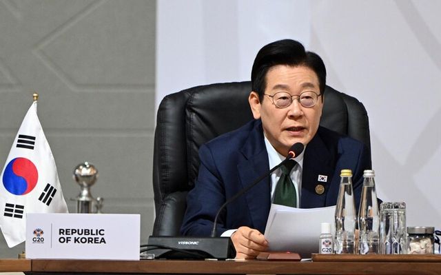 이재명 대통령이 23일(현지 시각) 남아프리카공화국 요하네스버그 나스렉 엑스포센터에서 열린 주요 20개국(G20) 정상회의 제3세션에서 발언하고 있다. [사진=연합뉴스]