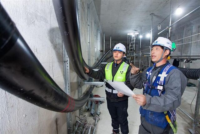 LS전선 직원이 세계 최대 송전 용량인 500kV급 HVDC 케이블이 투입되는 '동해안-신가평' 시공 현장을 점검하고 있다. [사진=LS전선]