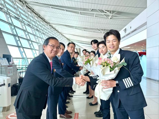 21일&nbsp;오후&nbsp;인천~가고시마&nbsp;노선&nbsp;취항을&nbsp;기념해&nbsp;인천국제공항&nbsp;ZE651&nbsp;탑승&nbsp;게이트&nbsp;앞에서&nbsp;조중석&nbsp;이스타항공&nbsp;대표(왼쪽)를&nbsp;비롯한&nbsp;임직원들이&nbsp;운항&nbsp;및&nbsp;객실&nbsp;승무원들에게&nbsp;꽃다발을&nbsp;증정하고&nbsp;있다. [사진=이스타항공]