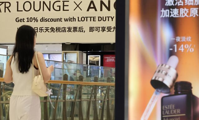 법무부·문화체육관광부·외교부·국무조정실이 7일 '중국 단체관광객 한시 비자 면제 시행 계획'을 발표하면서 29일부터 3인 이상 중국인 단체관광객(유커)은 무비자로 최대 15일 동안 대한민국 전역을 여행할 수 있게 됐다.&nbsp; [사진=연합]