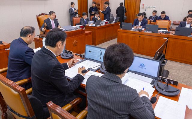 국회 이철규 산업통상자원중소벤처기업위원회 위원장이 21일 국회에서 열린 전체 회의에서 철강 산업을 지원하는 'K스틸법' 등 상정 법안을 처리하고 있다. [사진=연합뉴스]