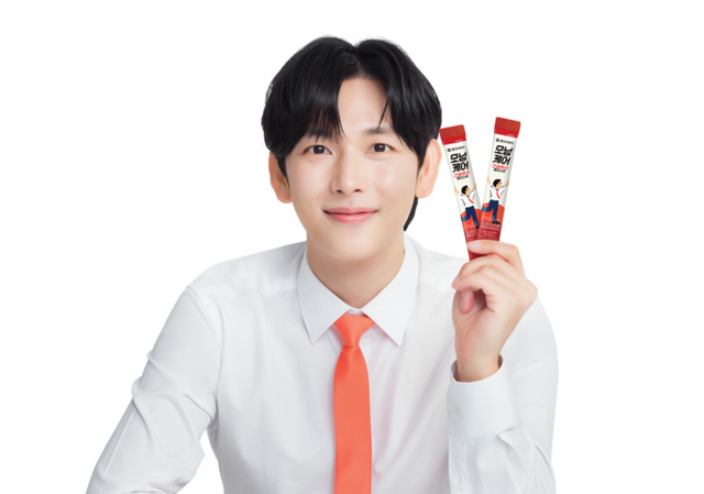 모닝케어 젤리스틱 간솔루션 모델 임시완. [사진=동아제약]