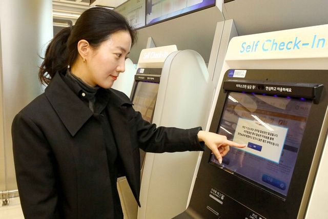 김포공항 국내선 청사에서 제주항공 탑승객이 키오스크를 이용해 모바일 탑승권을 발권 받고 있다. [사진=제주항공]