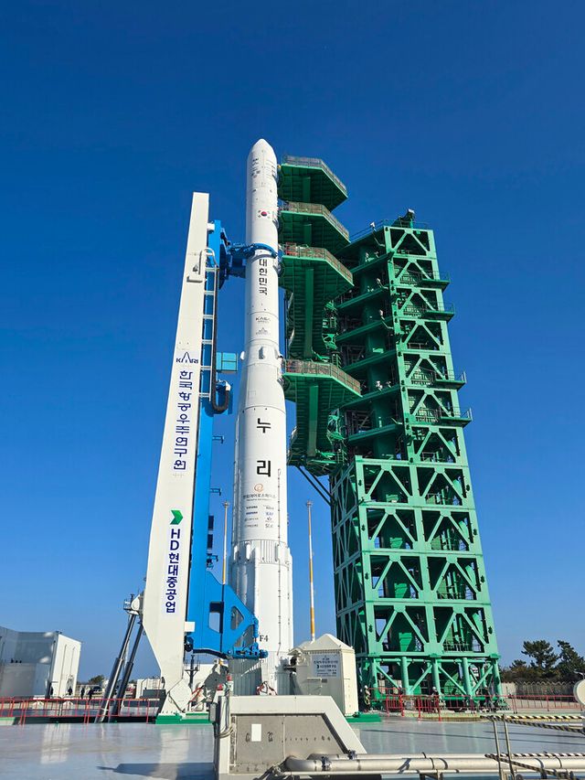HD현대중공업이 구축한 발사대에서 발사 준비를 마친 누리호. [사진=HD현대중공업]