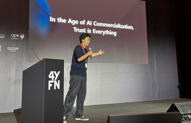 황민영 셀렉트스타 부대표가 ‘MWC25 도하’에서 AI 신뢰성 평가의 중요성을 주제로 발표 세션을 진행하고 있는 모습. [사진=셀렉트스타]&nbsp;