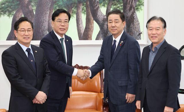 김병기 더불어민주당 원내대표와 송언석 국민의힘 원내대표가 28일 서울 여의도 국회에서 법인세율과 교육세 인상 문제를 두고 막판 협상을 위해 회동하고 있다. (왼쪽부터) 국민의힘 박수영 기획재정위원회 간사·송언석 원내대표, 더불어민주당 김병기 원내대표·정태호 기획재정위원회 간사. [사진=연합뉴스]