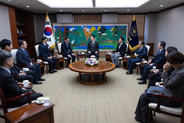 이재명 대통령이 28일 취임 후 처음으로 국가정보원을 방문해 이종석 원장 등과 환담하고 있다. 20