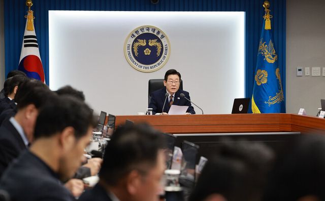 이재명 대통령이 27일 서울 용산 대통령실에서 열린 수석보좌관회의를 주재하고 있다. [사진=연합뉴스]