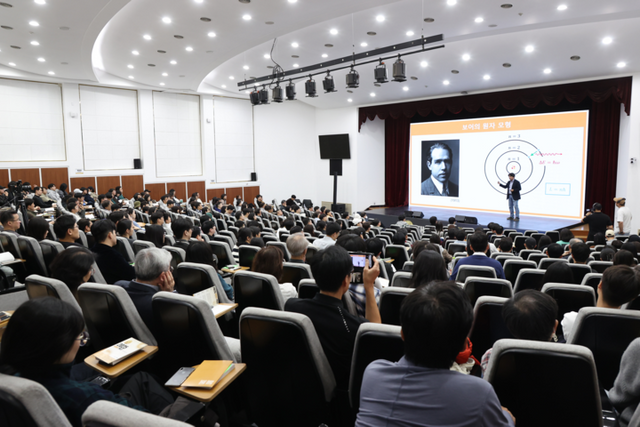 2025 노벨상 해설강연 중 박권 교수 세션 발제 모습 [사진=고등과학원]