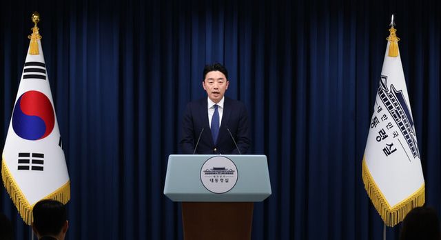 강훈식 대통령비서실장이 3일 용산 대통령실 기자회견장에서 재판중지법 관련 브리핑을 하고 있다. [사진=연합뉴스]