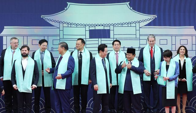 이재명 대통령이 지난 1일 경주화백컨벤션센터(HICO)에서 열린 2025 아시아태평양경제협력체(APEC)에 참석한 각국 정상들과 기념촬영을 하며 이야기를 나누고 있다. 이 대통령 옆 프라보워 수비안토 인도네시아 대통령이 이 대통령을 향해 쌍 엄지척을 치켜세우고 있다.(앞줄 왼쪽부터) 가브리엘 보리치 칠레 대통령, 시진핑 중국 국가주석, 이 대통령, 프라보워 수비안토 인도네시아 대통령, 다카이치 사나에 일본 총리.&nbsp; (뒷줄 왼쪽부터) 알렉세이 오베르추크 러시아 국제부총리, 로런스 웡 싱가포르 총리, 아누틴 찬위라꾼 태국 총리, 르엉 끄엉 베트남 국가주석, 스콧 베선트 미국 재무장관, 테레사 메라 페루 통상관광부 장관. [사진=연합뉴스]