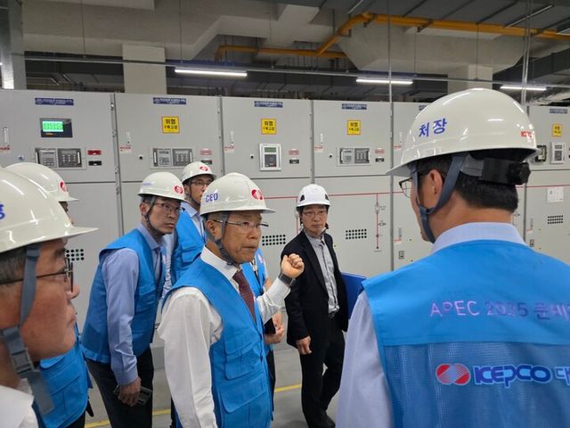 전력설비 현장을 점검하는 김동철 한국전력 사장. [사진=한국전력]
