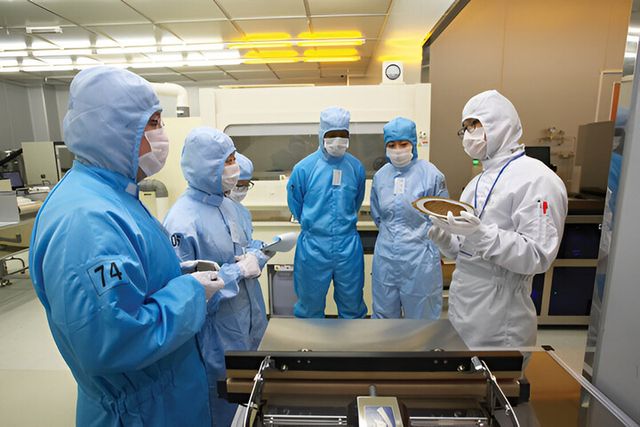 학내 클린룸에서 8인치 웨이퍼 공정 실습 중인 대학생들. [사진=서울과기대]