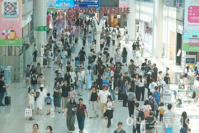 &nbsp;인천 중구 인천국제공항 제1여객터미널 면세구역이 여행객들로 붐비고 있다.&nbsp; [사진=이뉴스투데이DB]