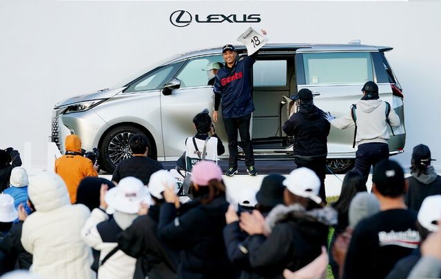 2025 렉서스 마스터즈 챔피언 김재호가 18번홀에 전시된 플래그십 MPV ‘LM 500h’에서 등장하고 있다. [사진=렉서스코리아]