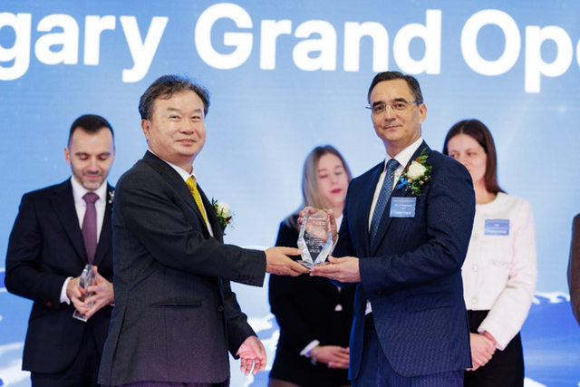 이동채 에코프로 창업주가 28일(현지시간) 헝가리 데브레첸 공장에서 준공을 지원해 준 이스트반 요(István Joó) 헝가리투자청(HIPA)장, 라슬로 파프(László Papp) 헝가리 데브레첸 시장 등 헝가리 정부 관계자들에게 감사패를 전달하고 있다. [사진=에코프로]