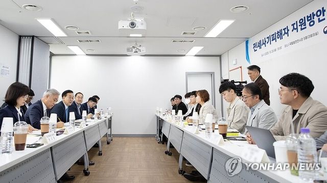 김윤덕 장관이 전세사기 피해자 단체와 지난 10월 20일 간담회를 개최했다. [사진=연합뉴스]