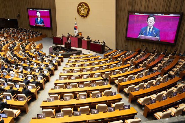 이재명&nbsp;대통령이 4일 서울 여의도 국회 본회의장에서 내년도 정부 예산안에 대한 시정연설을 하고 있다.이날 국민의힘 장동혁 대표, 송언석 원내대표 등 의원들이 서울 여의도 국회에서 추경호 전 원내대표에 대한 구속영장 청구 등을 규탄하며 본회의장 밖에서 침묵시위를 열었다. [사진=연합뉴스]