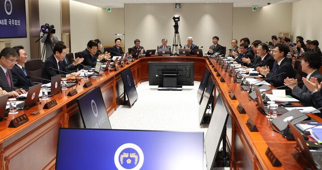 이재명 대통령과 국무위원들이 4일 용산 대통령실에서 지난주 치러진 2025 APEC 정상회의 성공 개최에 박수를 보내고 있다. [사진=연합뉴스]