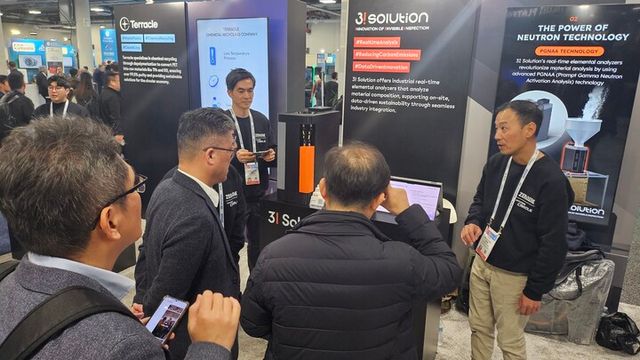 2025 美 CES에 참가한 쓰리아이솔루션이 참관객들에게 중성자 기반 원소 분석 솔루션에 대해 브리핑하고 있다. [사진=쓰리아이솔루션]