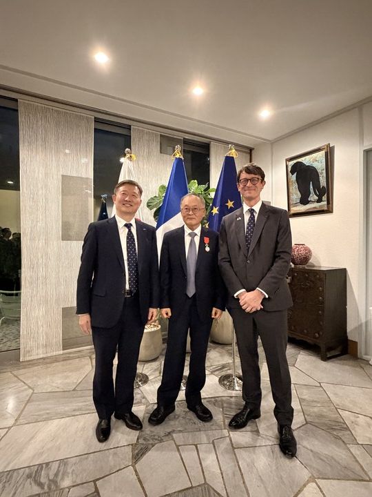 기념사진을 촬영하는 (왼쪽부터) 이상철 항우연 원장, 이상률 전 원장, 필립 베르투 주한프랑스대사. [사진=항우연]